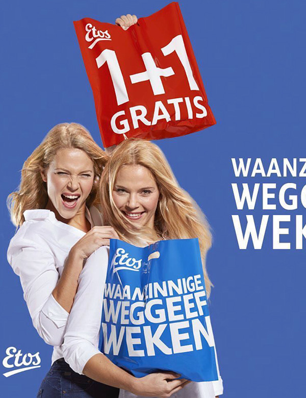 Vrouwelijk model blond haar Kim