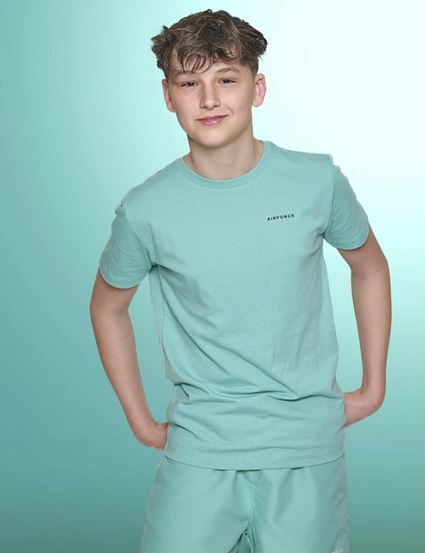 Tienermodel met bruin haar Milan