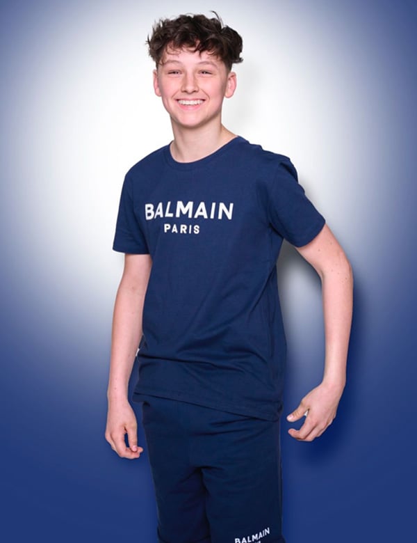 Tienermodel met bruin haar Milan