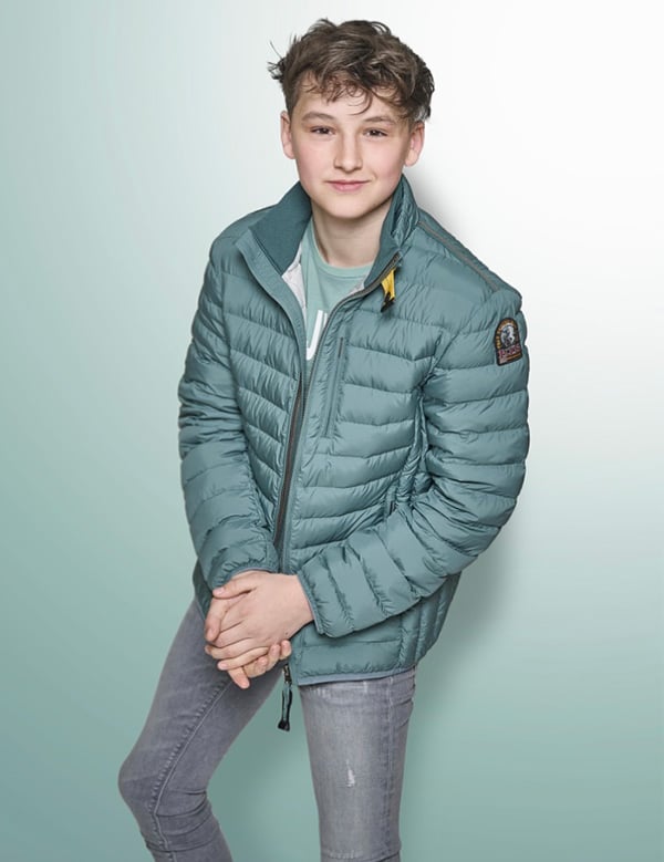 Tienermodel met bruin haar Milan