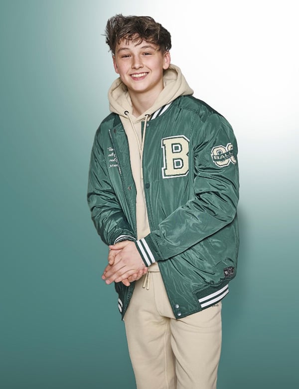 Tienermodel met bruin haar Milan