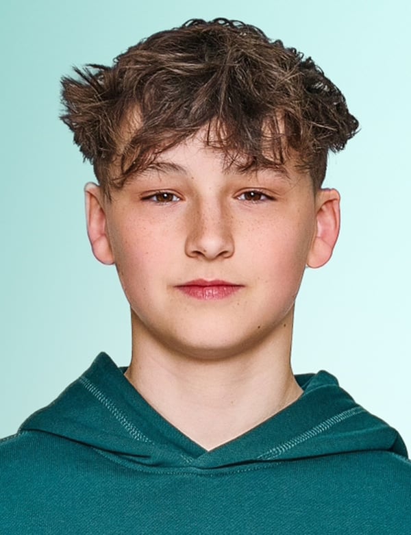 Tienermodel met bruin haar milan