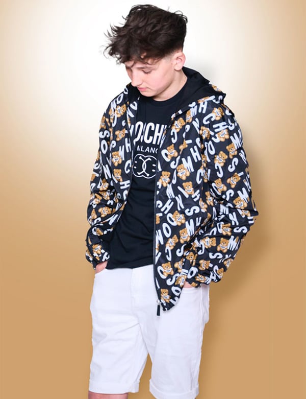 Tienermodel met bruin haar Milan