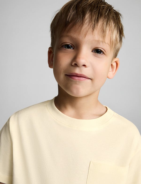 Kinderlijk model met donkerblond haar en lichtblauwe ogen Morris P.