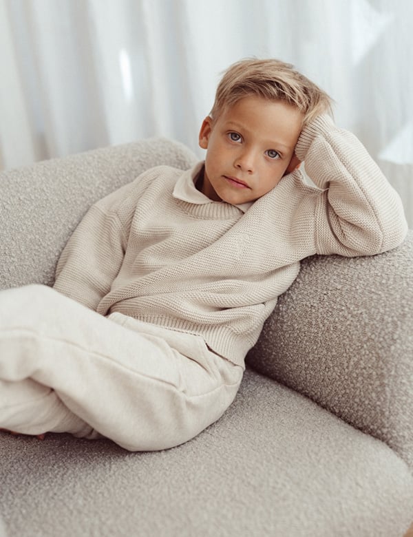 Kinderlijk model met donkerblond haar en lichtblauwe ogen Morris P.