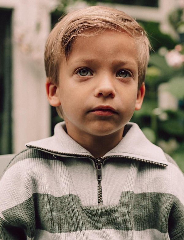 Kinderlijk model met donkerblond haar en lichtblauwe ogen Morris P.