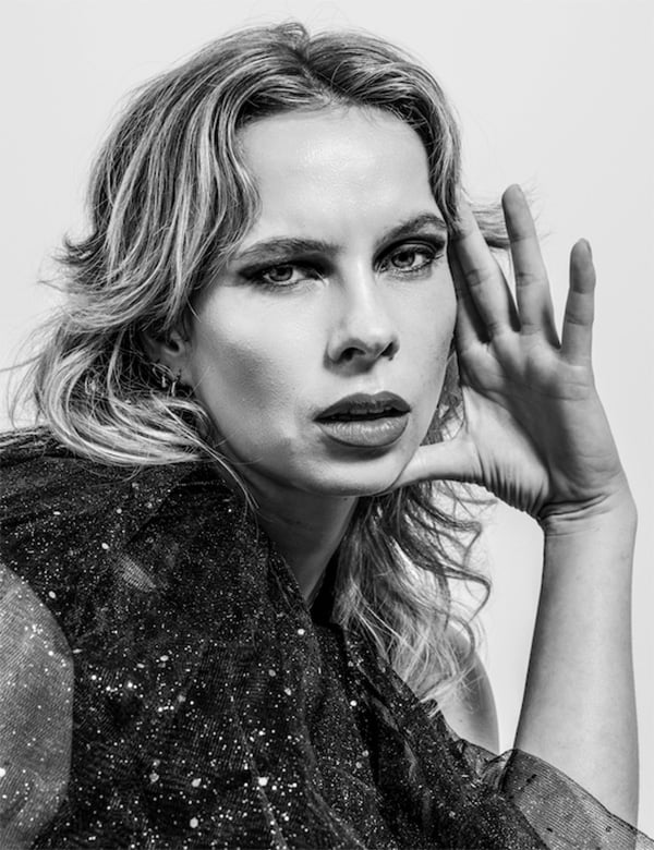 Vrouwelijk model bruin haar Regina