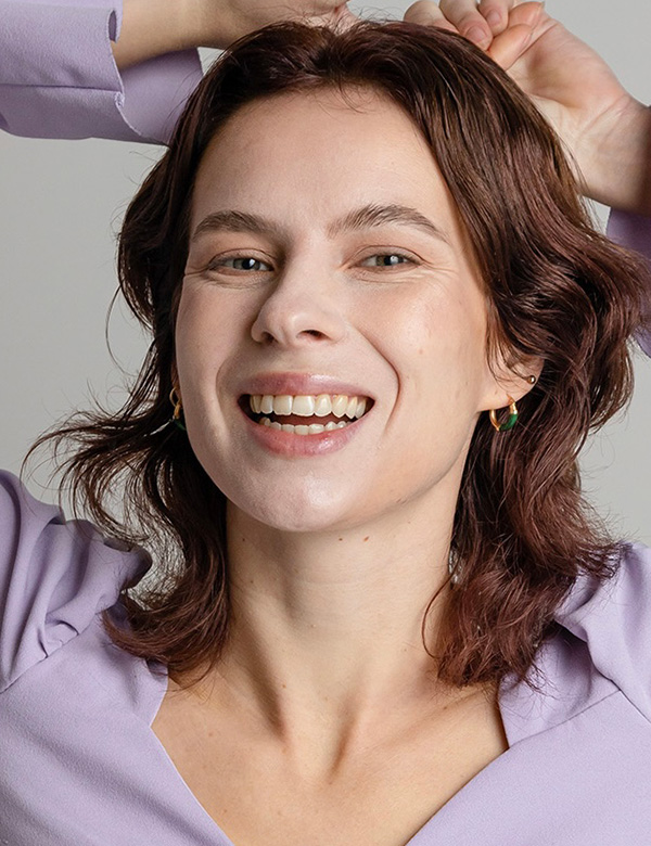 Vrouwelijk model bruin haar Regina