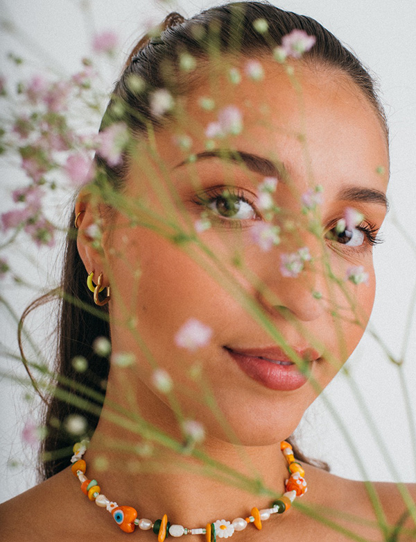 Vrouwelijk model bruin haar Sanna