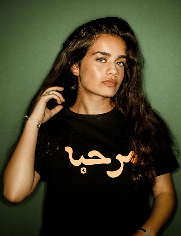 Vrouwelijk model met zwart haar Sonia.