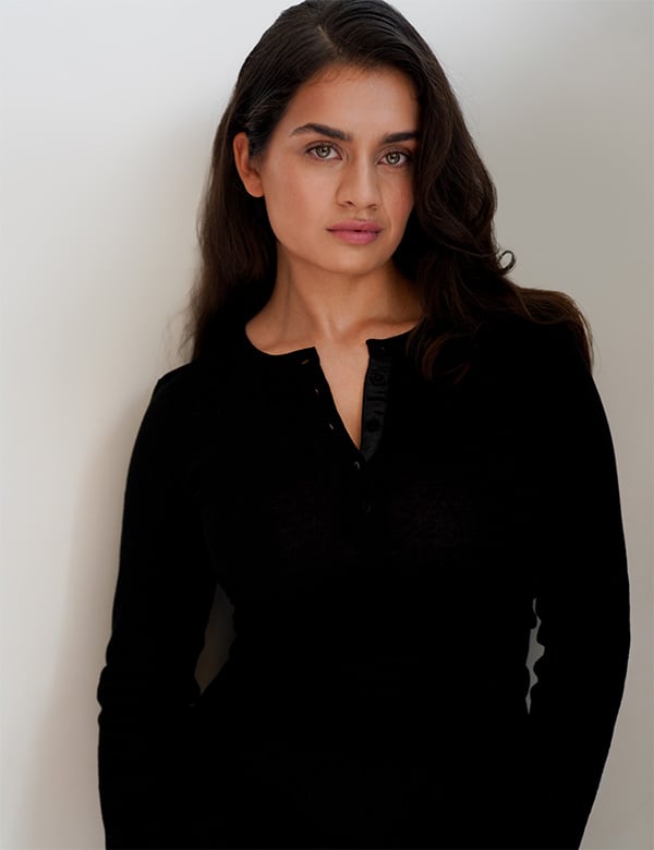 Vrouwelijk model met bruin krullend Sonia