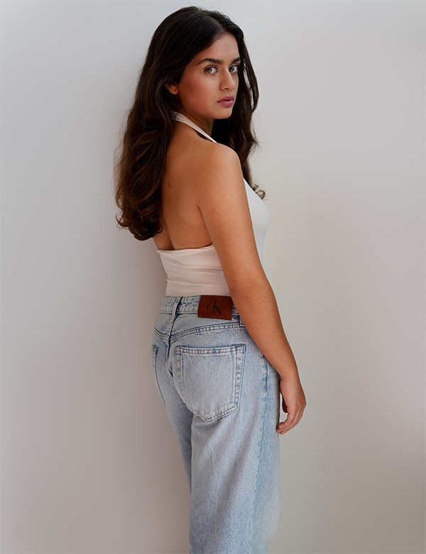 Vrouwelijk model met bruin krullend Sonia