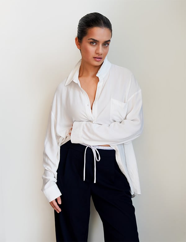 Vrouwelijk model met bruin krullend Sonia