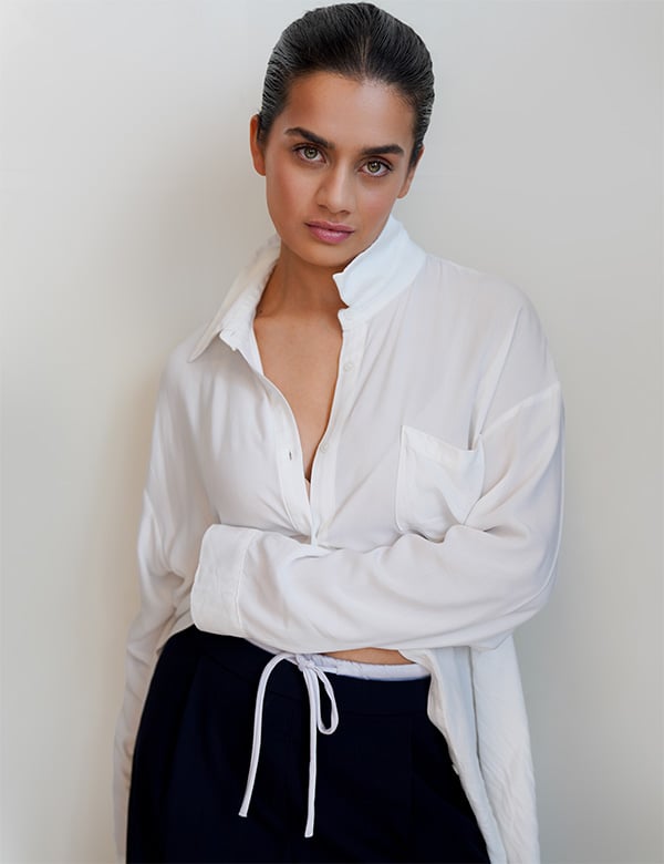 Vrouwelijk model met bruin krullend Sonia