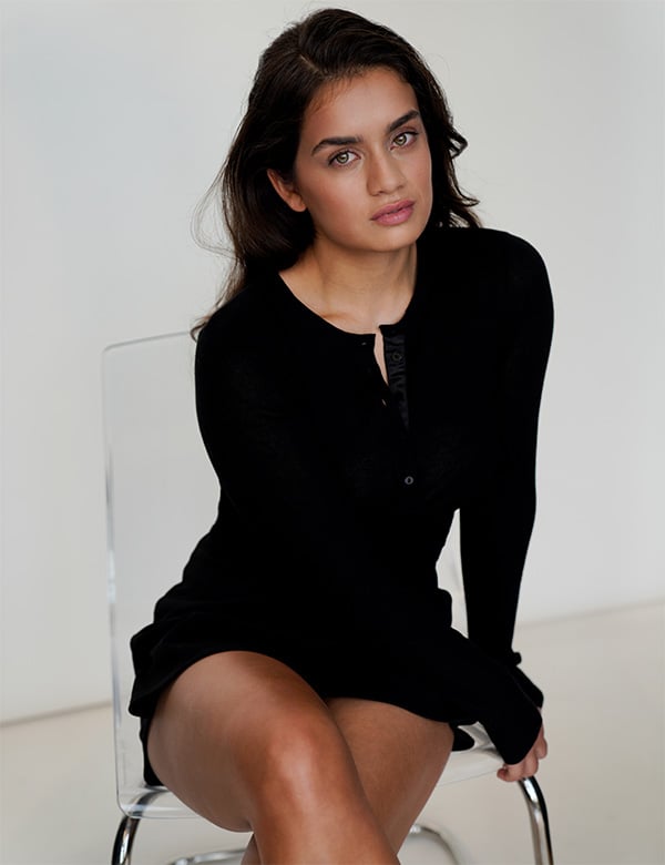 Vrouwelijk model met bruin krullend Sonia