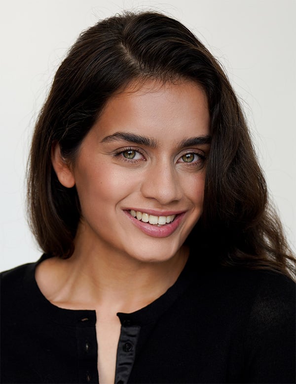 Vrouwelijk model met bruin krullend sonia