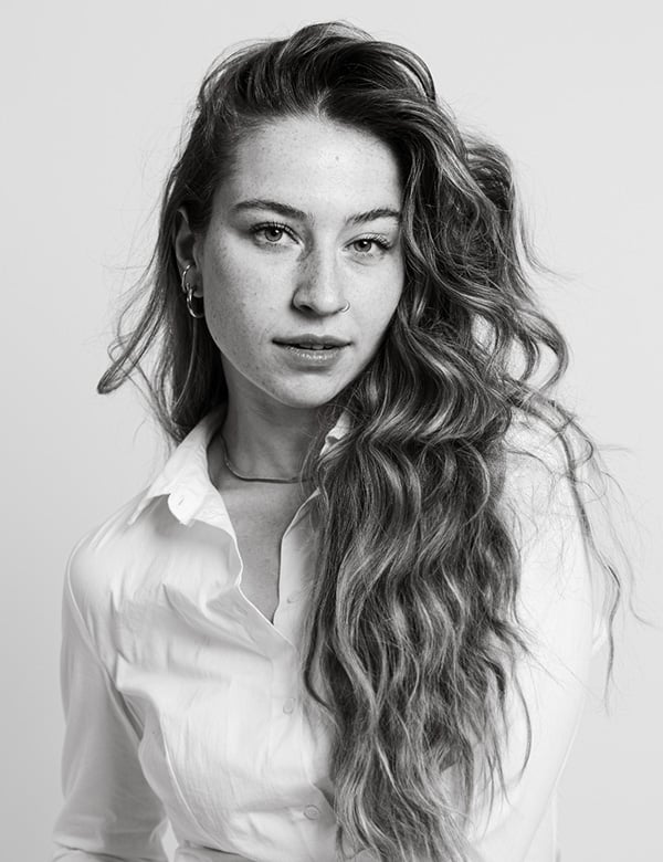 Vrouwelijk model met bruin haar.