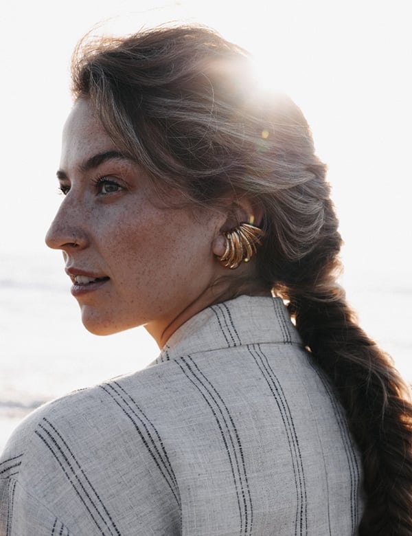 Vrouwelijk model met bruin haar.