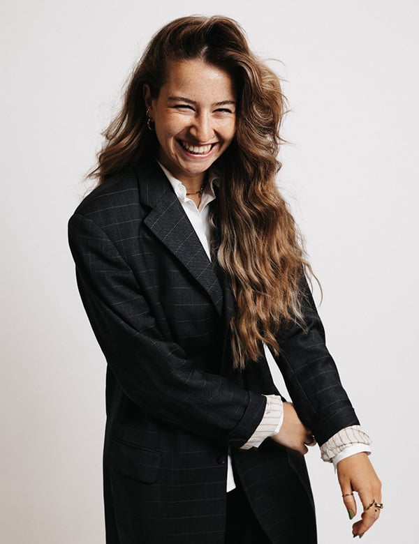 Vrouwelijk model met bruin haar.