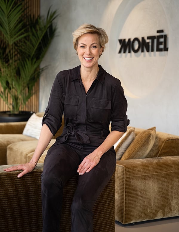 Vrouwelijk model met blond haar Susanne