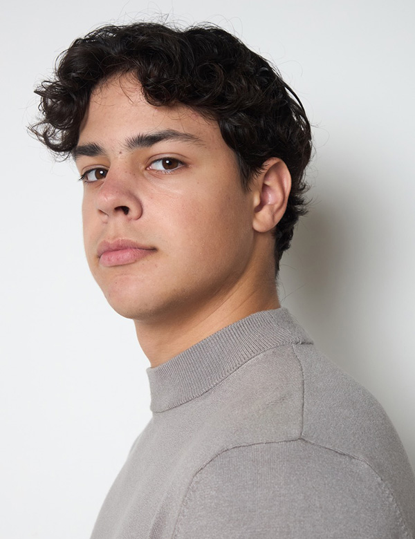 Kinderlijk model met donkerbruin haar Valentijn Be.