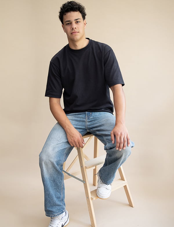 Mannelijk model met bruin krullend haar Valentijn Be.