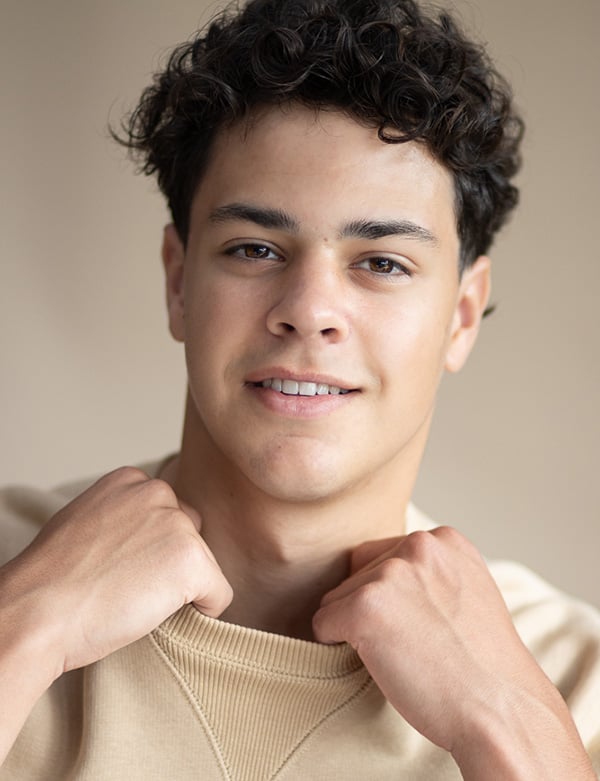 Mannelijk model met bruin krullend haar Valentijn Be.