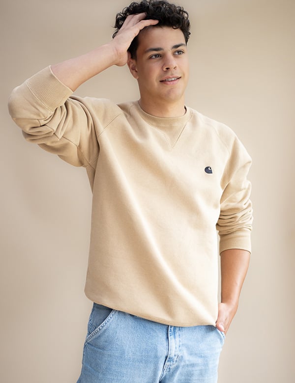 Mannelijk model met bruin krullend haar Valentijn Be.