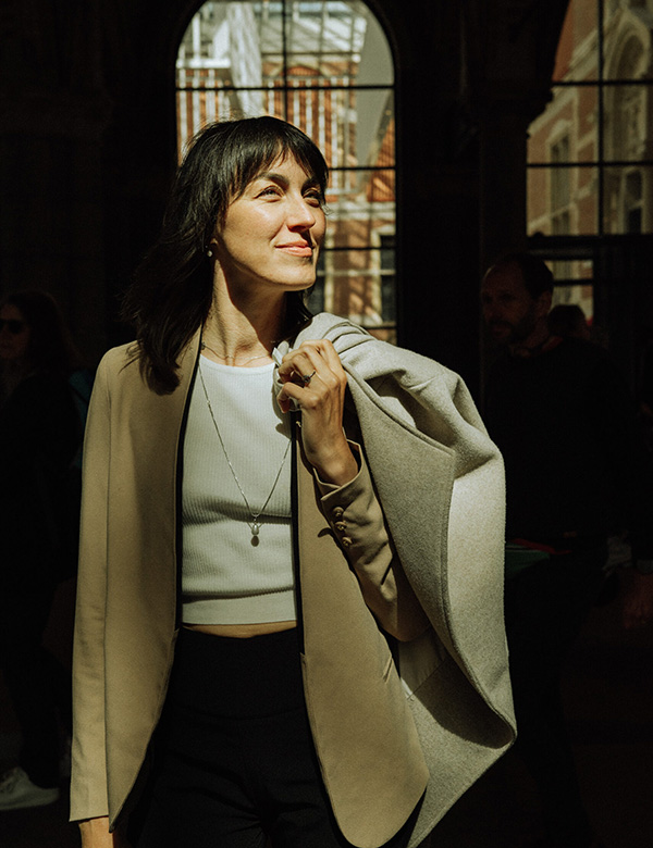 Vrouwelijk model bruin haar Ania