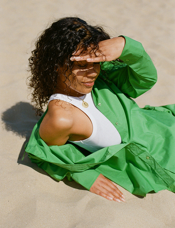 Vrouwelijk model met krullend haar Dana