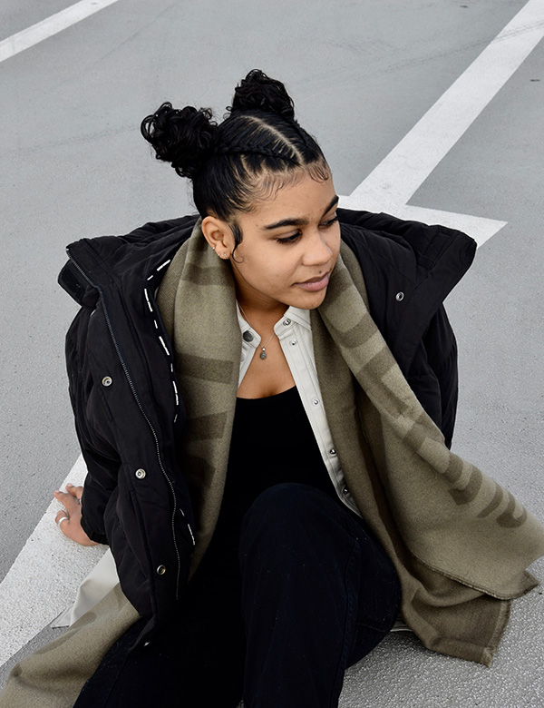 Vrouwelijk model met krullend haar Dana