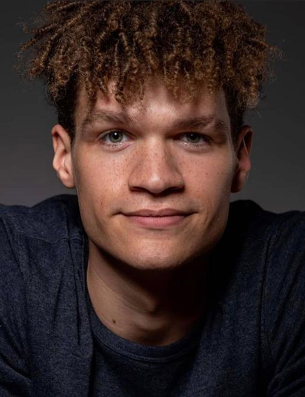 Mannelijk model krullend haar freerk