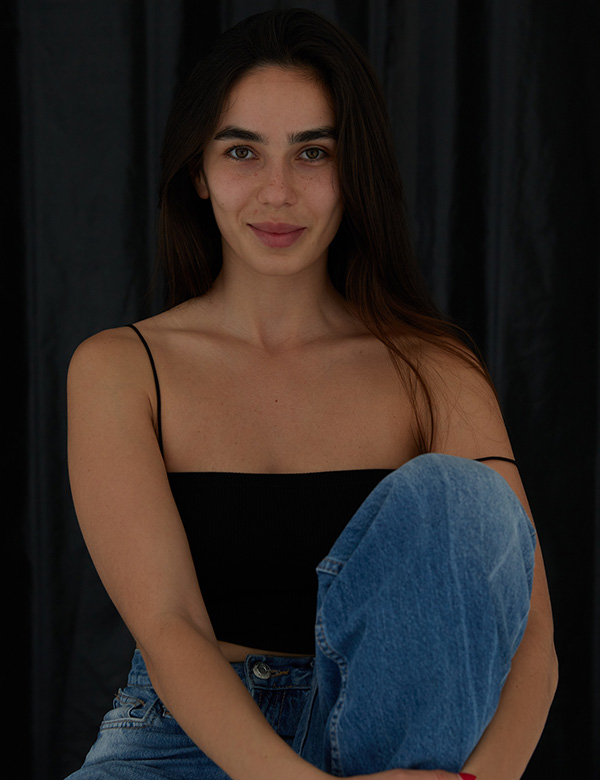 Vrouwelijk model bruin haar Gözde