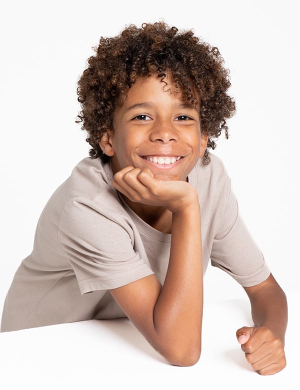 Jeremiah is een kindermodel met bruin krullend haar en bruine ogen