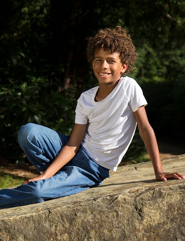 Jeremiah is een kindermodel met bruin haar en bruine ogen