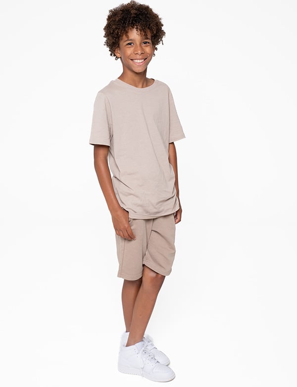 Jeremiah is een kindermodel met bruin krullend haar en bruine ogen