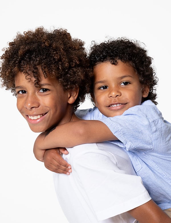 Jeremiah is een kindermodel met bruin krullend haar en bruine ogen