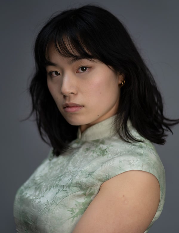 Vrouwelijk model met zwart haar Jun Jun