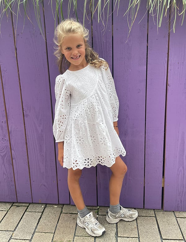 Kindermodel met blond haar Keet