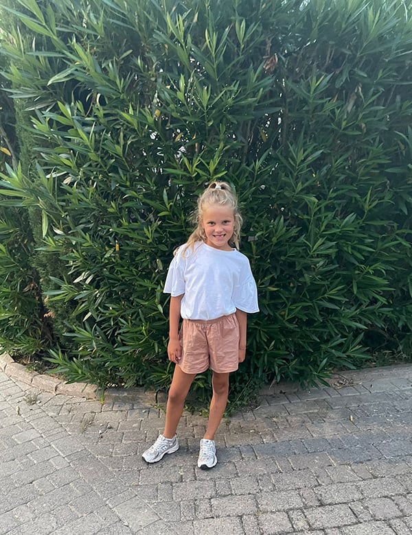 Kindermodel met blond haar Keet