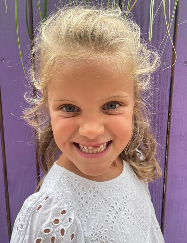 Kindermodel met blond haar Keet