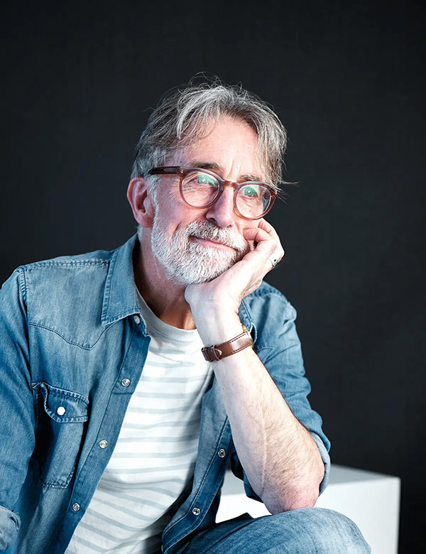 Mannelijk model met kort grijs haar Luc H.