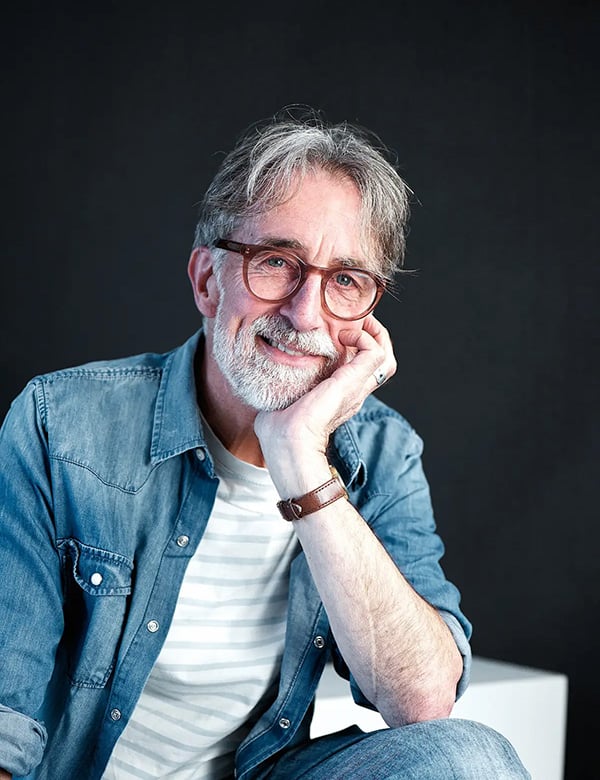 Mannelijk model met kort grijs haar Luc H.