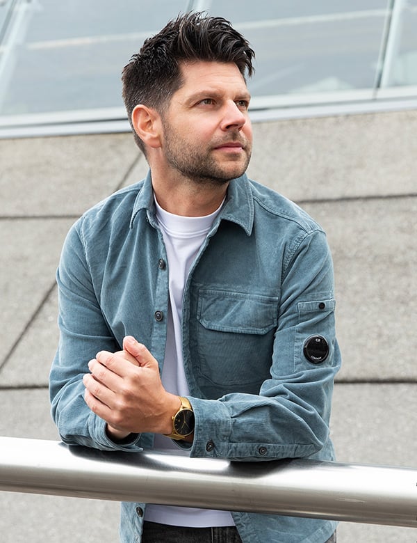 Mannelijk model bruin haar Maarten