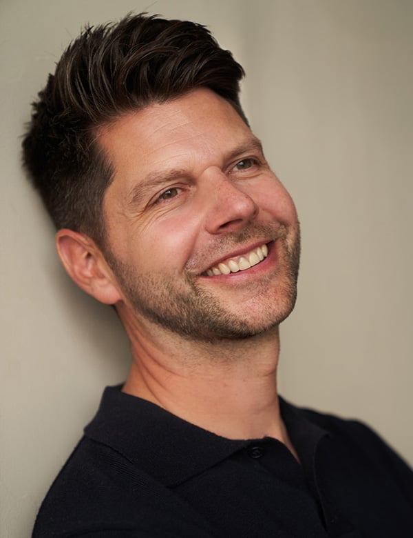 Mannelijk model met kort bruin haar maarten el.