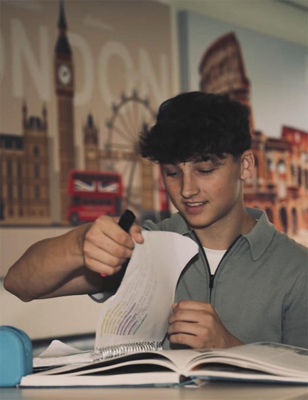 Mannelijk model met bruin haar Milan S.