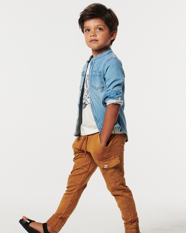 Kindermodel met bruin haar Morris We.
