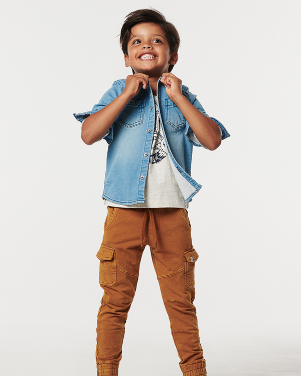 Kindermodel met bruin haar Morris We.