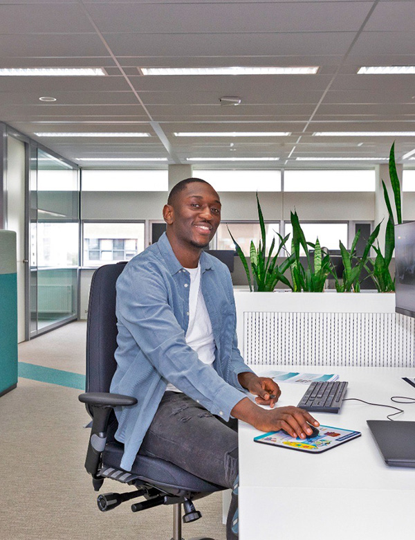 Mannelijk model donker haar Nene