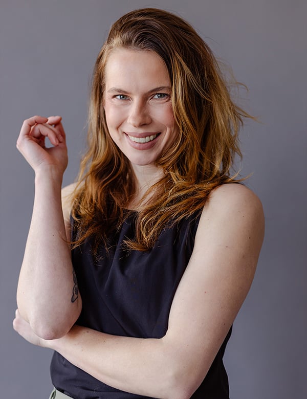 vrouwelijk model met bruin haar Regina